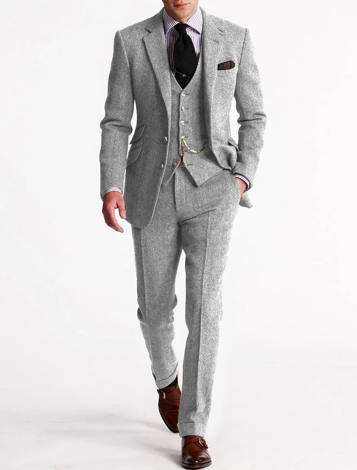 "Elegantes 3-teiliges Herren Anzug Set in Dunkelblau für Hochzeiten, bestehend aus Sakko, Weste und Hose."