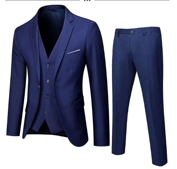 "Elegantes 3-teiliges Herrenanzug-Set aus Wolle, bestehend aus Sakko, Weste und Hose, für modernen und stilvollen Look."