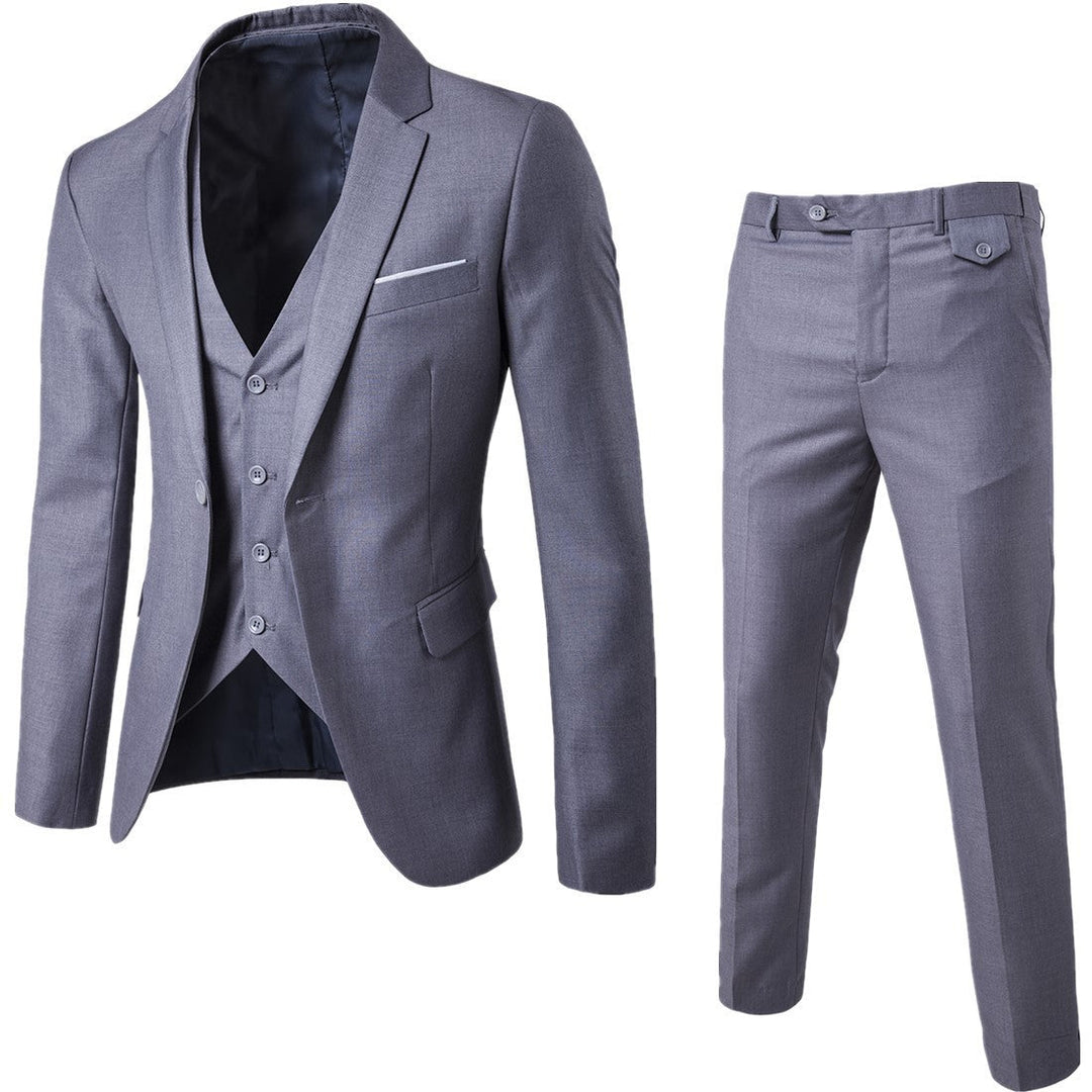 "Elegantes 3-teiliges Herrenanzug-Set aus Wolle, bestehend aus Sakko, Weste und Hose, für modernen und stilvollen Look."