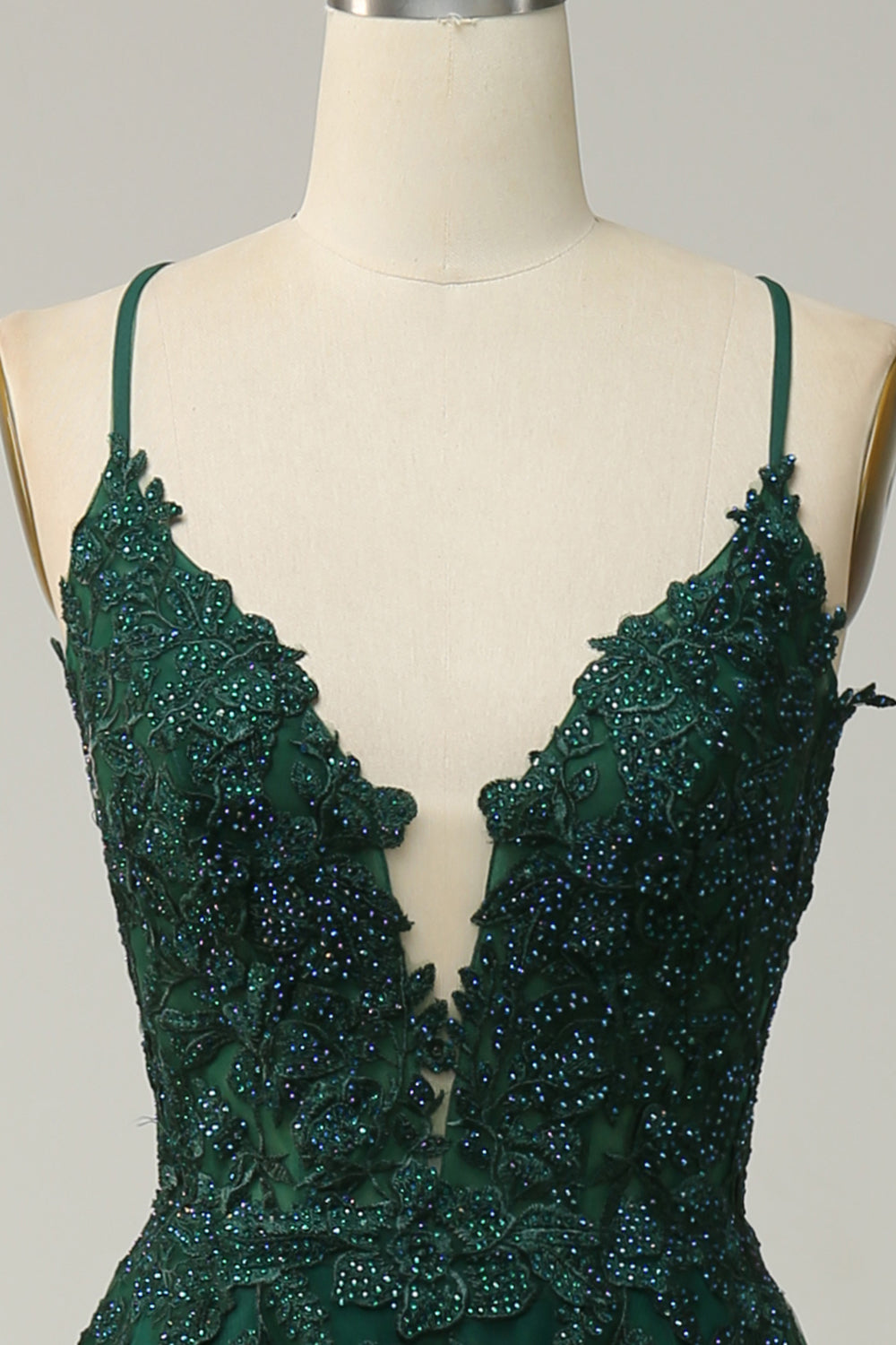 Elegantes A-Linien-Ballkleid mit Spaghettiträgern in Dunkelgrün, perfekte Wahl für festliche Anlässe und Hochzeiten.