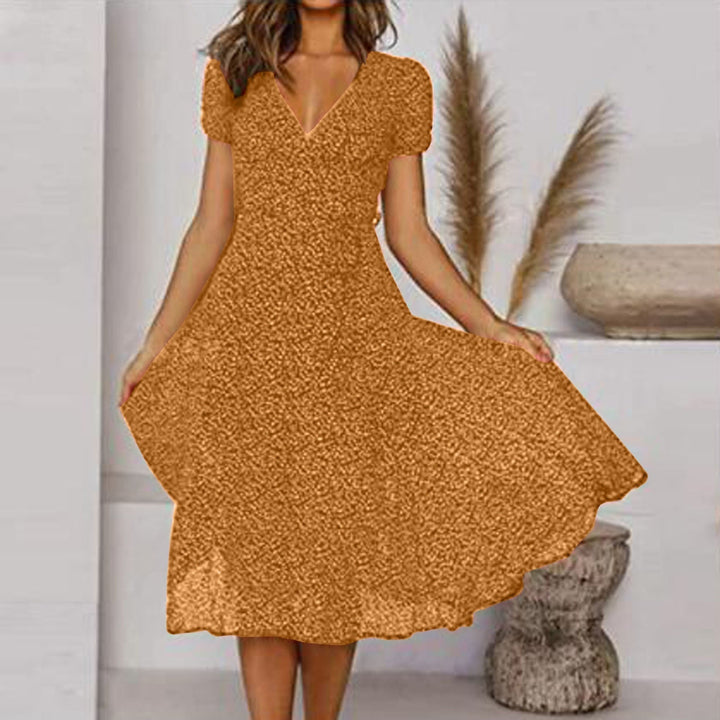 Elegantes A-Linien Kleid mit V-Ausschnitt, schwungvollem Saum und leichtem Material für einen stilvollen Auftritt.