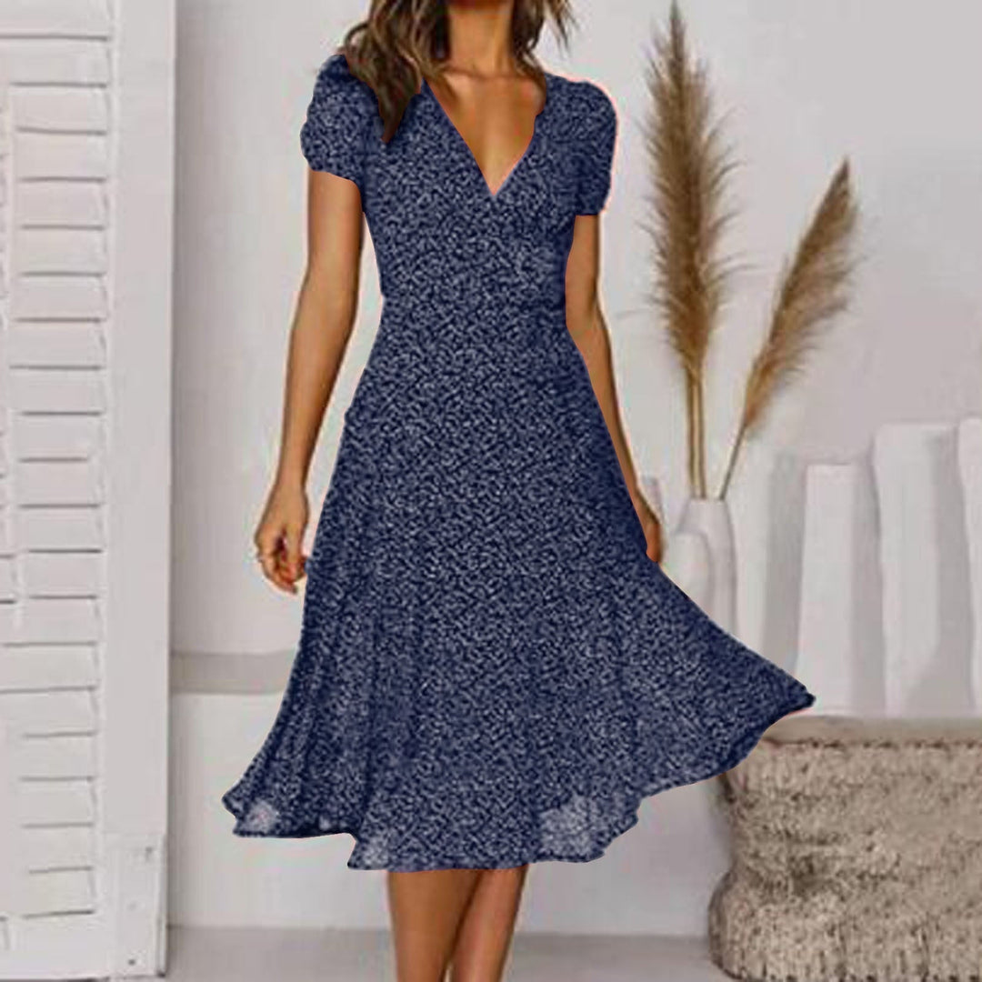 Elegantes A-Linien Kleid mit V-Ausschnitt, schwungvollem Saum und leichtem Material für einen stilvollen Auftritt.