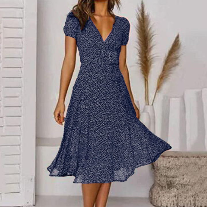 Elegantes A-Linien Kleid mit V-Ausschnitt, schwungvollem Saum und leichtem Material für einen stilvollen Auftritt.