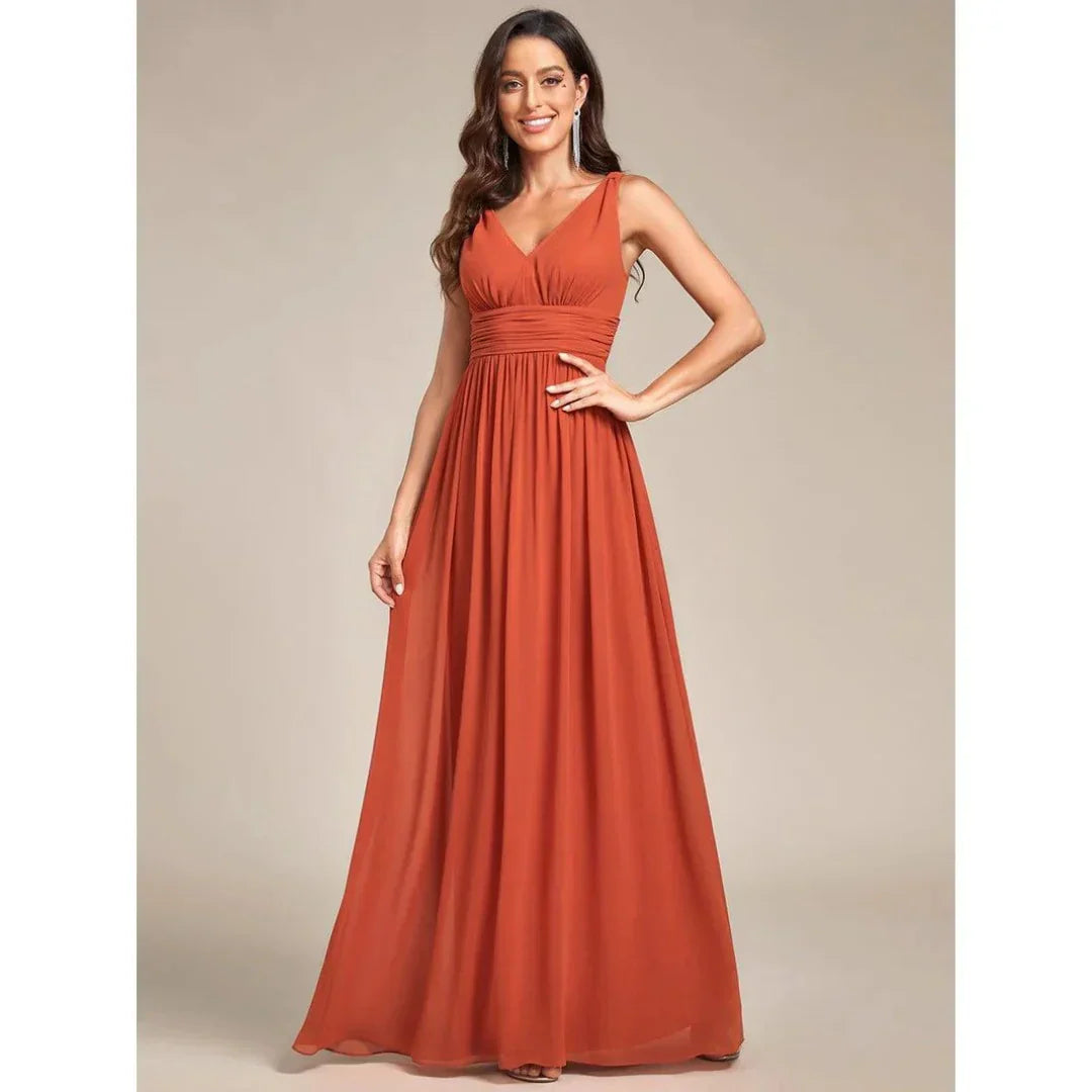 Elegantes ärmelloses Damen-Maxi-Kleid mit fließendem Stoff und V-Ausschnitt, ideal für Sommer & festliche Anlässe.