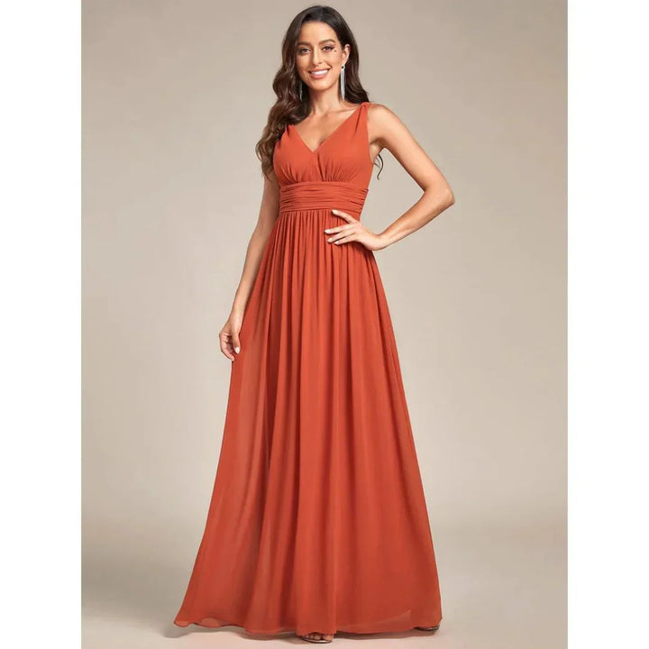 Elegantes ärmelloses Damen-Maxi-Kleid mit fließendem Stoff und V-Ausschnitt, ideal für Sommer & festliche Anlässe.