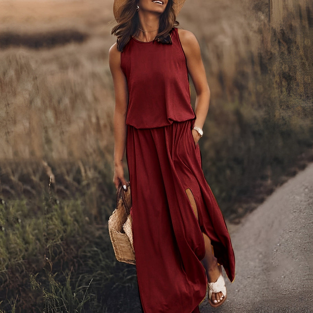 Elegantes ärmelloses Damen-Maxikleid in leuchtendem Burgund, perfekter Sommerlook mit fließender Silhouette.