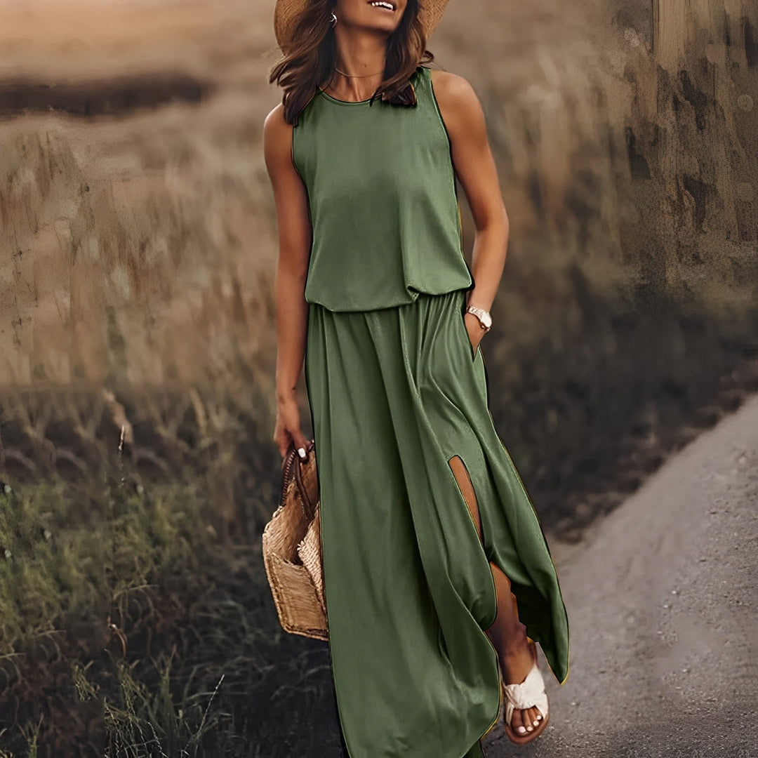Elegantes ärmelloses Damen-Maxikleid in leuchtendem Burgund, perfekter Sommerlook mit fließender Silhouette.
