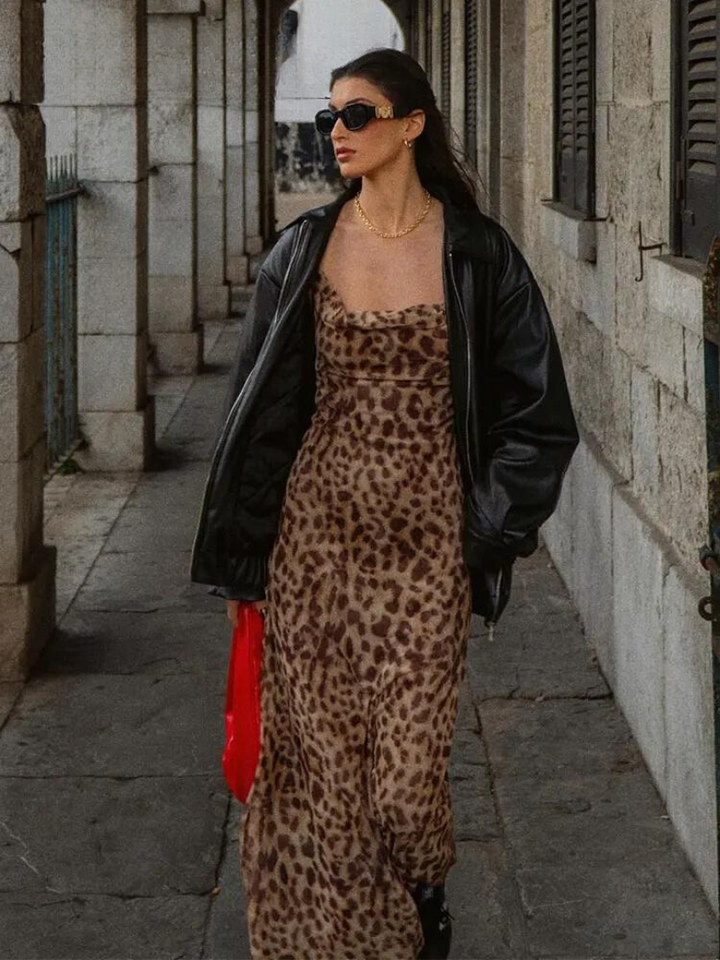 Elegantes ärmelloses Damenkleid mit Leopardenmuster, rückenfrei, Tüllstoff, vintage Stil, ideal für Sommermode.