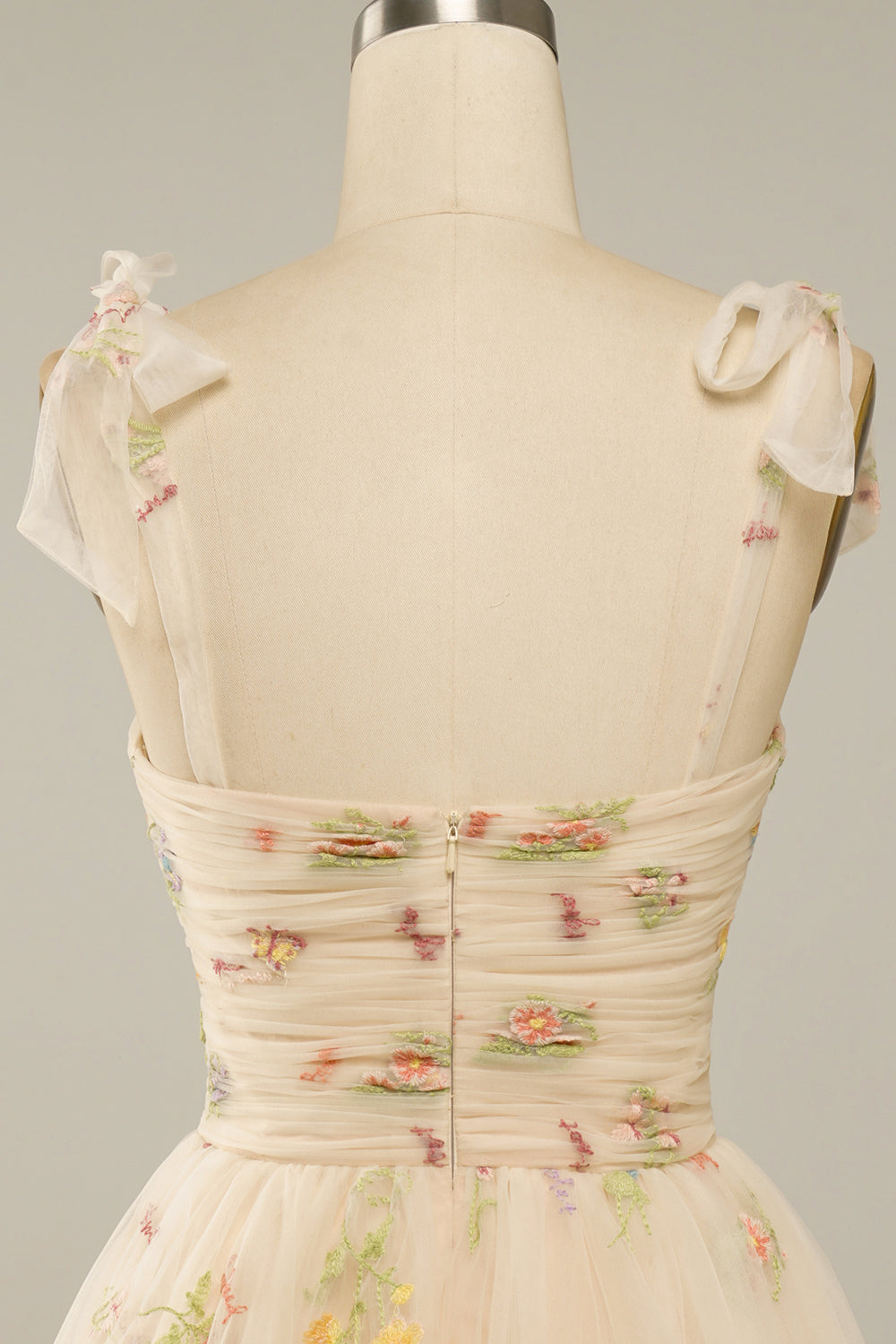 "Elegantes Ballkleid aus besticktem Tüll mit exquisiten Details und luxuriöser Verarbeitung, perfekt für besondere Anlässe."