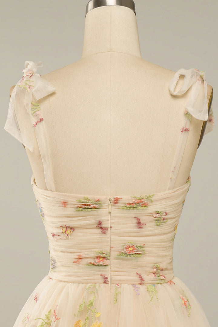 "Elegantes Ballkleid aus besticktem Tüll mit exquisiten Details und luxuriöser Verarbeitung, perfekt für besondere Anlässe."