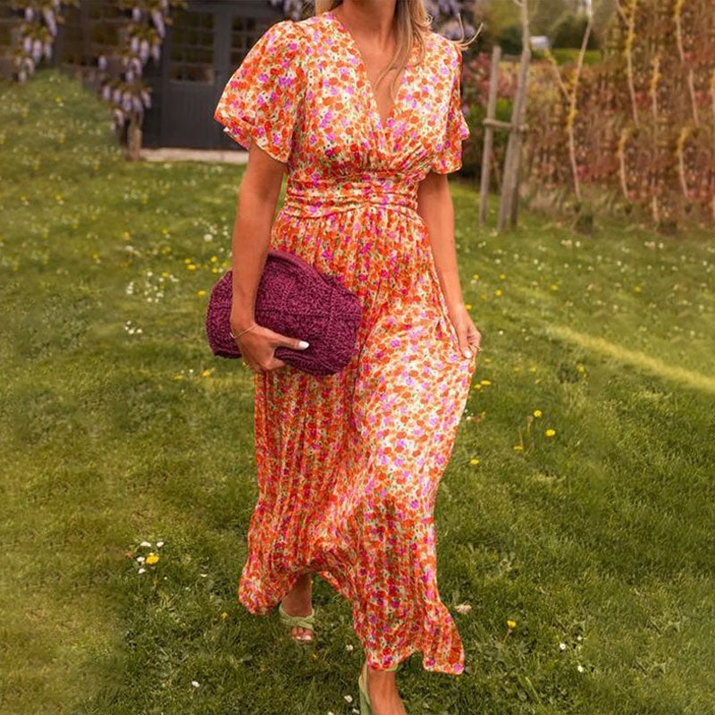 Elegantes Charlotte Sommerkleid mit V-Ausschnitt und tailliertem Design, femininer Schnitt, atmungsaktiver Baumwollstoff.