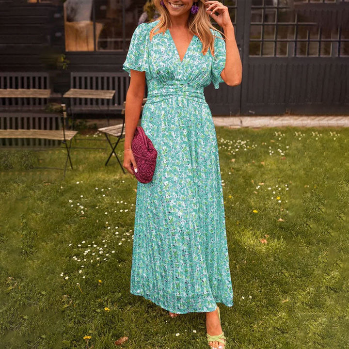 Elegantes Charlotte Sommerkleid mit V-Ausschnitt und tailliertem Design, femininer Schnitt, atmungsaktiver Baumwollstoff.