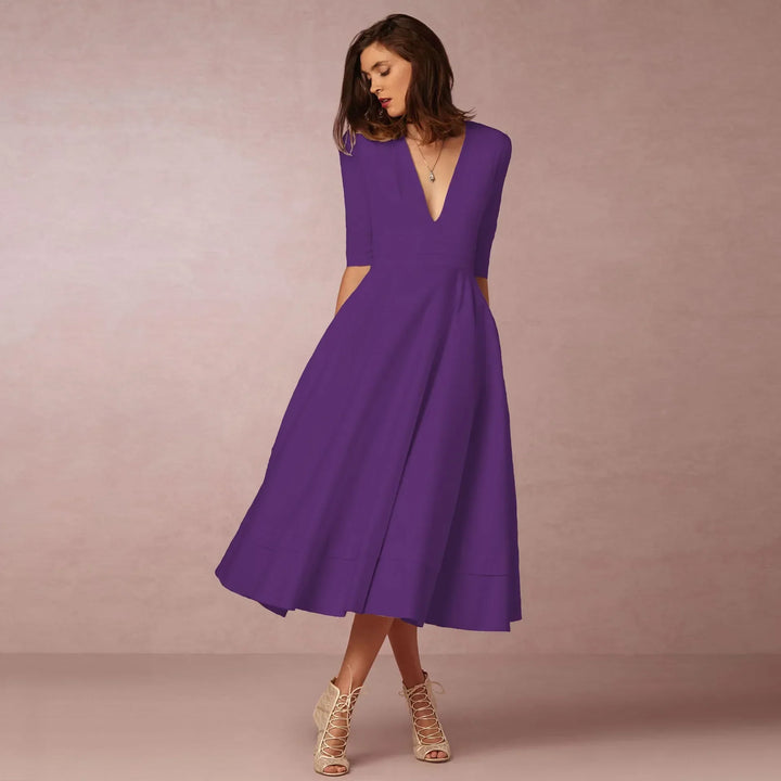 Elegantes Damen-Abendkleid in Midi-Länge mit klassischer Silhouette aus luxuriösem Stoff, ideal für festliche Anlässe.
