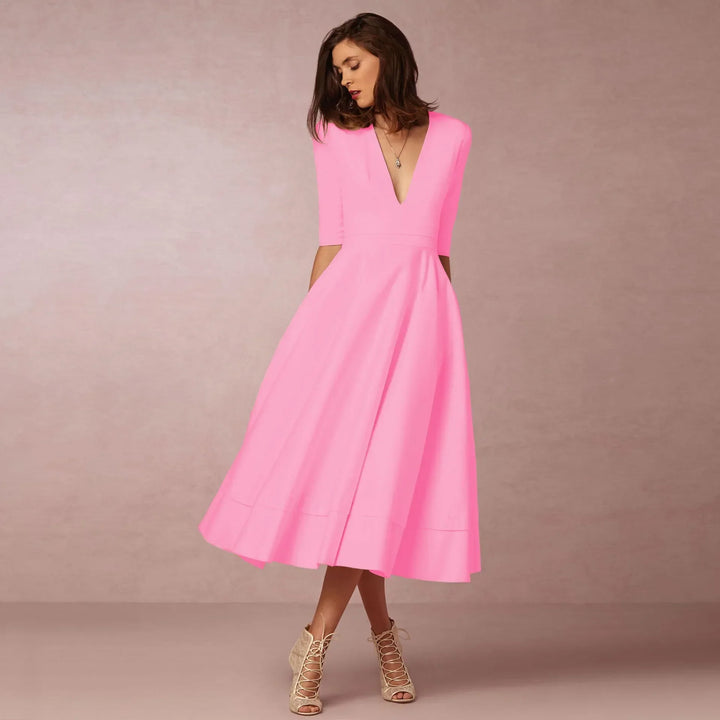 Elegantes Damen-Abendkleid in Midi-Länge mit klassischer Silhouette aus luxuriösem Stoff, ideal für festliche Anlässe.