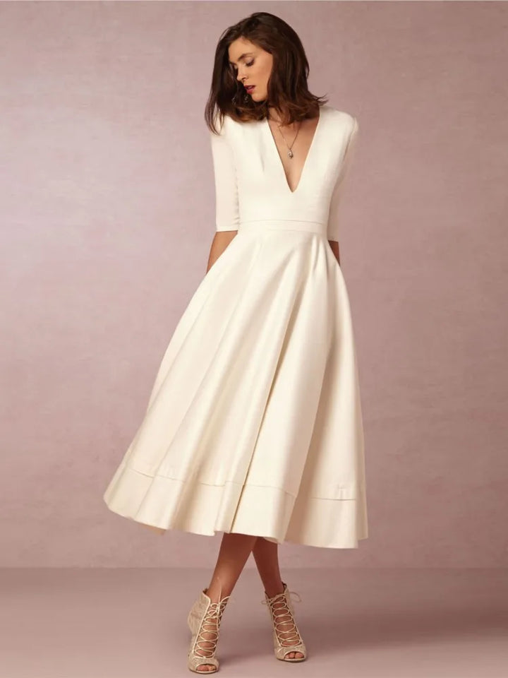 Elegantes Damen-Abendkleid in Midi-Länge mit klassischer Silhouette aus luxuriösem Stoff, ideal für festliche Anlässe.