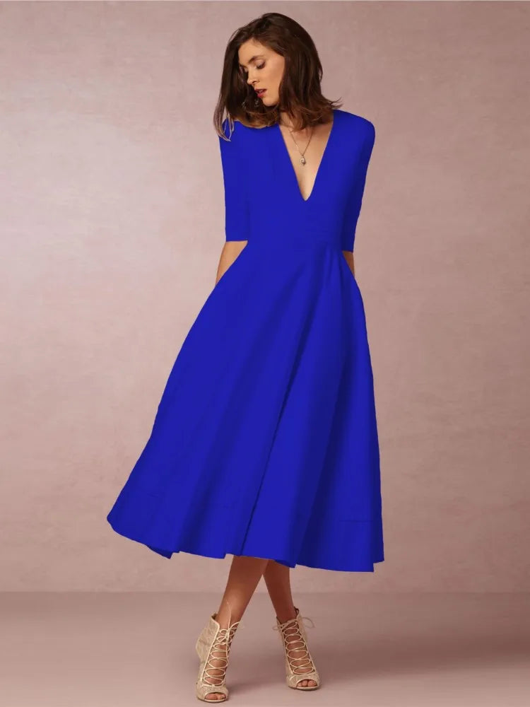 Elegantes Damen-Abendkleid in Midi-Länge mit klassischer Silhouette aus luxuriösem Stoff, ideal für festliche Anlässe.