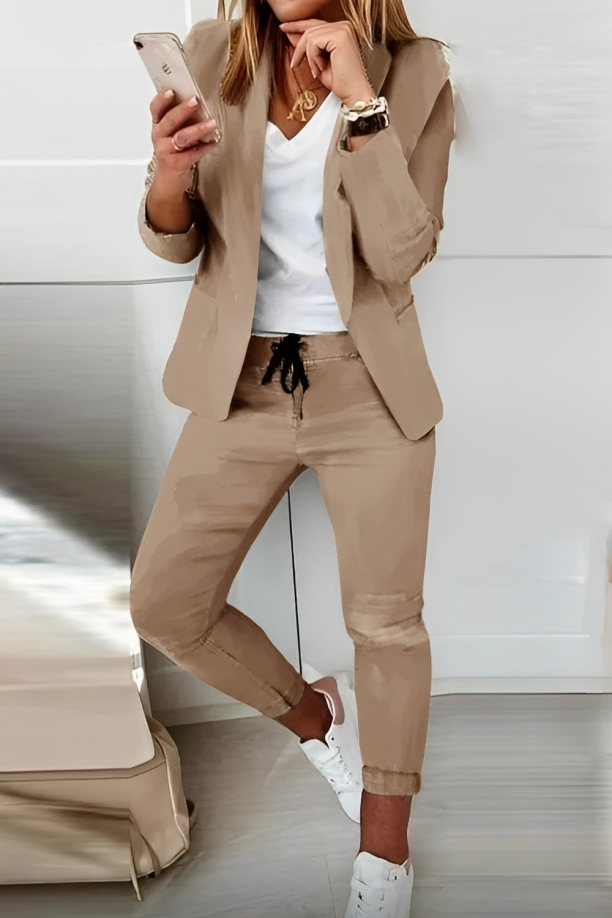 Elegantes Damen Anzugset in verschiedenen Farben, perfekt geschnitten für maximalen Komfort und stilvolle Auftritte.