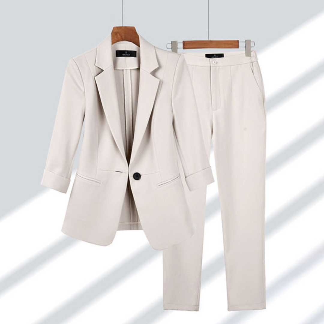 Elegantes Damen-Büroset mit Blazer und Hose, stilvoller Zweiteiler in schlanker Passform, ideal für Business-Anlässe.