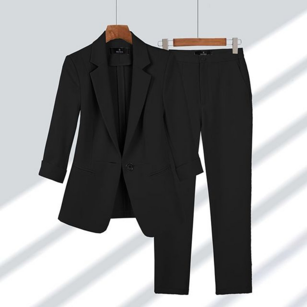 Elegantes Damen-Büroset mit Blazer und Hose, stilvoller Zweiteiler in schlanker Passform, ideal für Business-Anlässe.