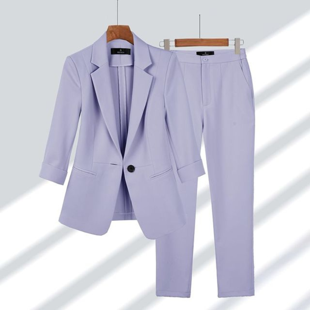 Elegantes Damen-Büroset mit Blazer und Hose, stilvoller Zweiteiler in schlanker Passform, ideal für Business-Anlässe.