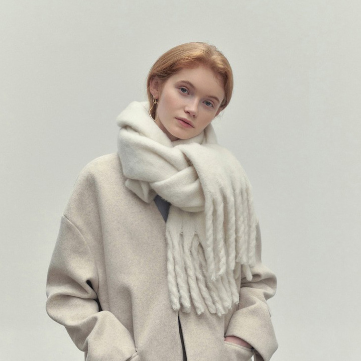 Elegantes Damen Halstuch mit Quasten aus weichem Stoff, vielseitig und wärmend, in Braun-Grau-Schwarz-Weiß erhältlich.