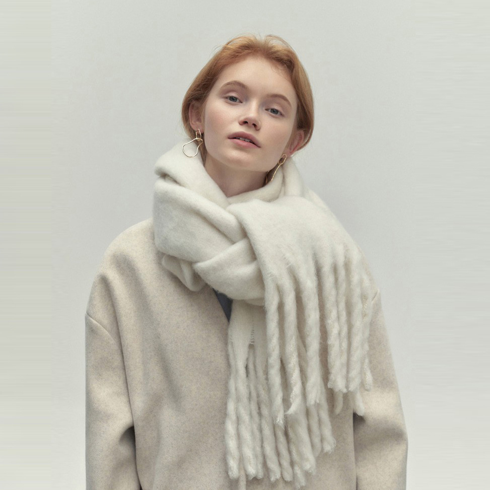 Elegantes Damen Halstuch mit Quasten aus weichem Stoff, vielseitig und wärmend, in Braun-Grau-Schwarz-Weiß erhältlich.