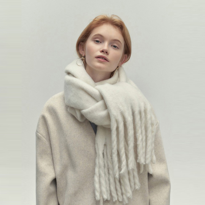 Elegantes Damen Halstuch mit Quasten aus weichem Stoff, vielseitig und wärmend, in Braun-Grau-Schwarz-Weiß erhältlich.