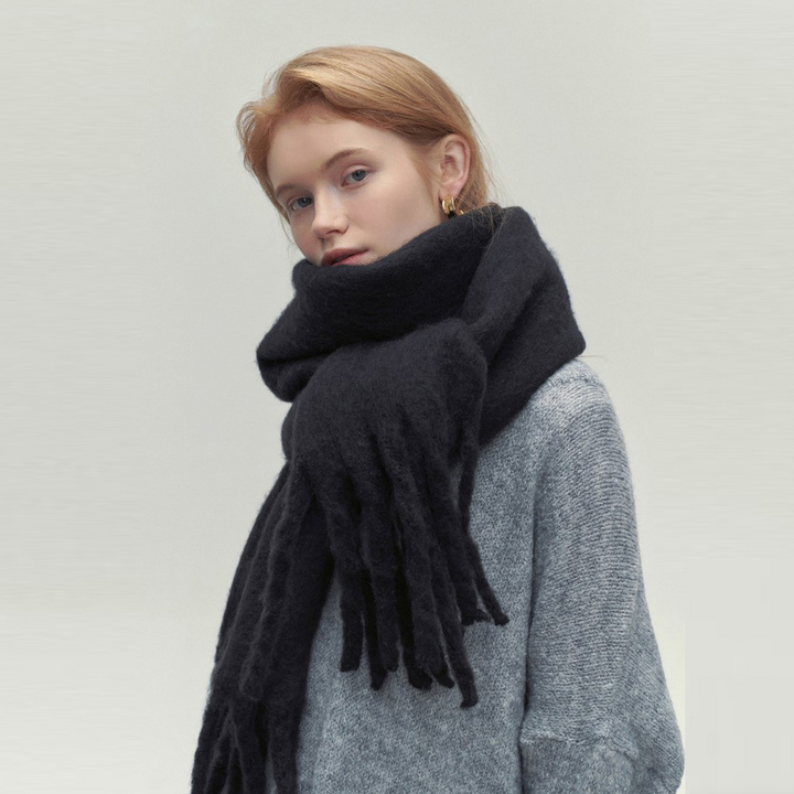 Elegantes Damen Halstuch mit Quasten aus weichem Stoff, vielseitig und wärmend, in Braun-Grau-Schwarz-Weiß erhältlich.