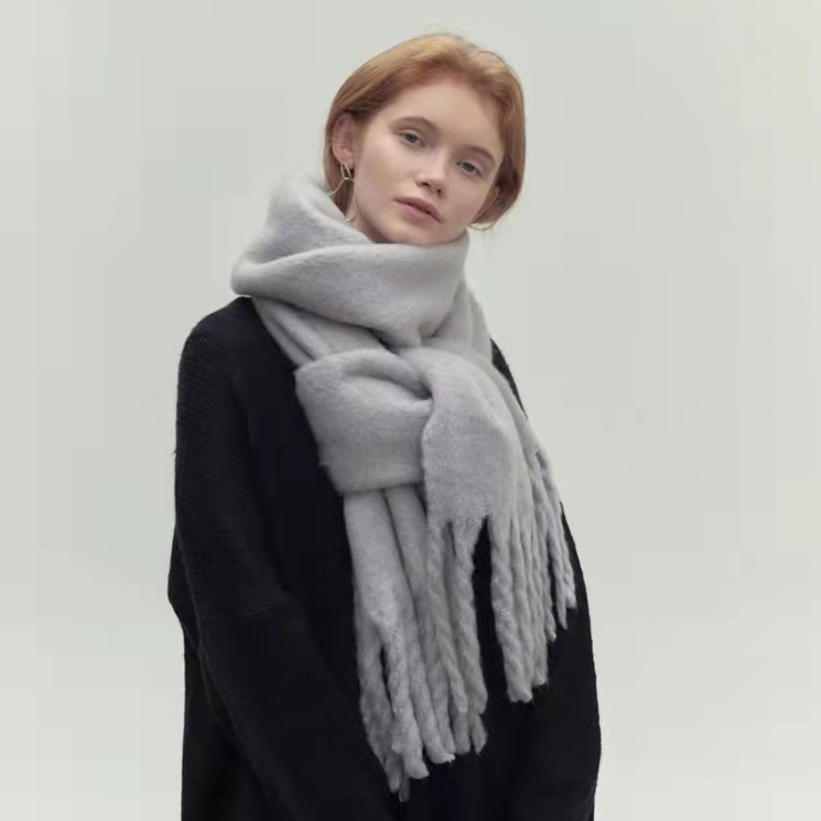 Elegantes Damen Halstuch mit Quasten aus weichem Stoff, vielseitig und wärmend, in Braun-Grau-Schwarz-Weiß erhältlich.
