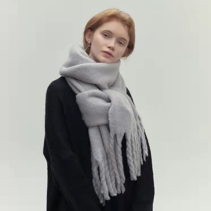 Elegantes Damen Halstuch mit Quasten aus weichem Stoff, vielseitig und wärmend, in Braun-Grau-Schwarz-Weiß erhältlich.