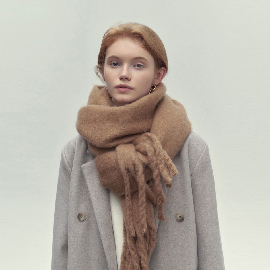 Elegantes Damen Halstuch mit Quasten aus weichem Stoff, vielseitig und wärmend, in Braun-Grau-Schwarz-Weiß erhältlich.