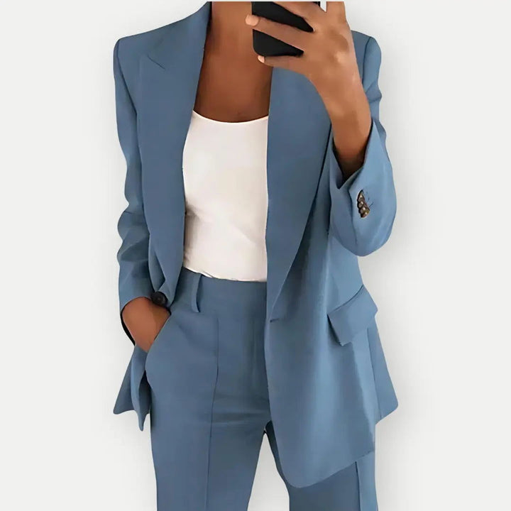 Elegantes Damen Hosenanzug Set mit Blazer und Hose, zeitloser Business-Chic, feminin geschnitten mit klaren Linien, schwarz.