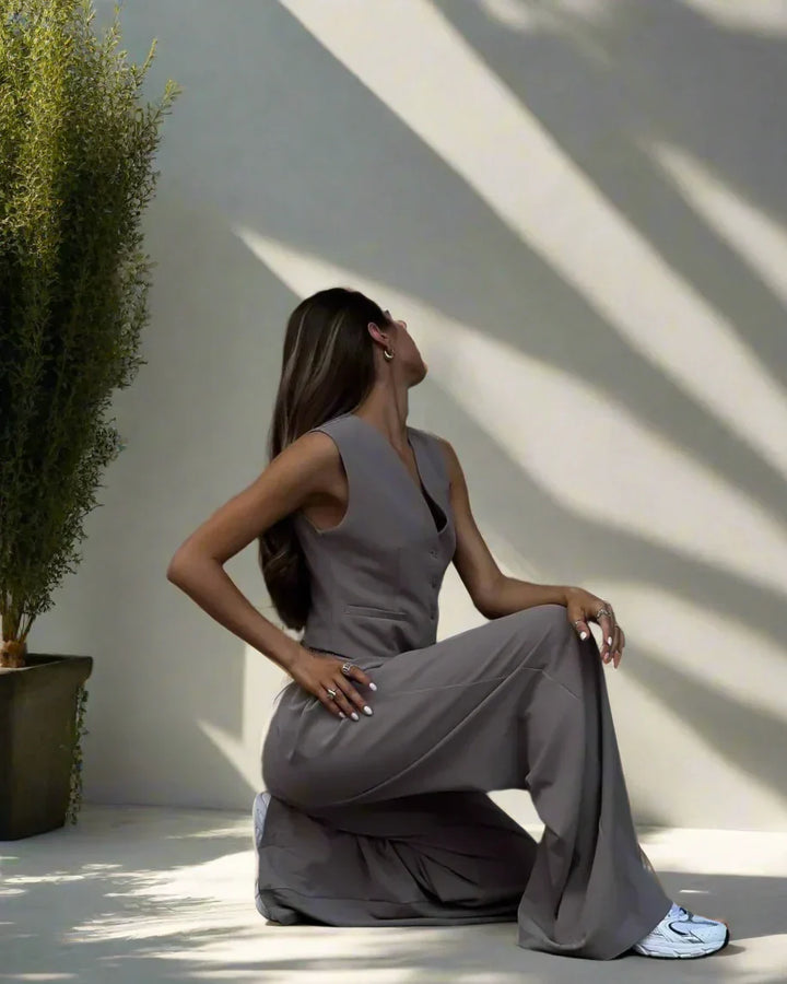 "Elegantes Damen-Hosenanzug-Set mit V-Ausschnitt, weiten Beinen, femininen Details, ideal für Büro und festliche Anlässe."