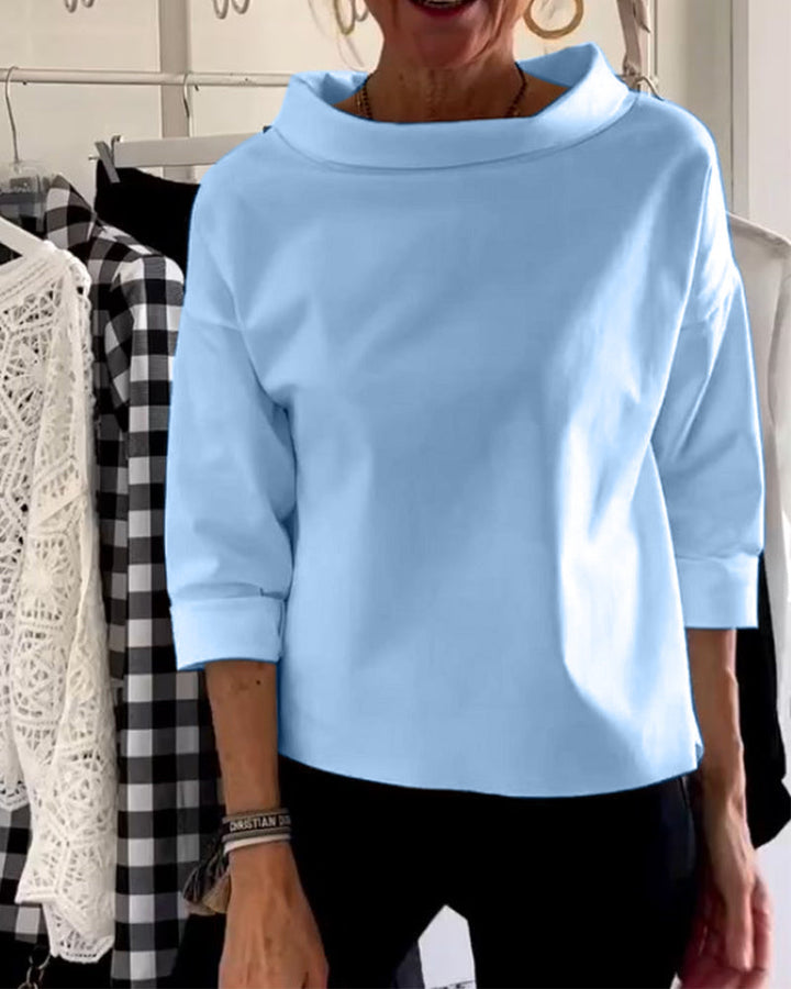 Elegantes Damen Langarm-Top, beige, mit hohem Kragen. Vielseitig und komfortabel für verschiedene Anlässe.