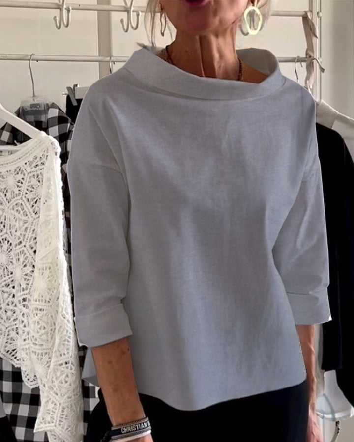 Elegantes Damen Langarm-Top, beige, mit hohem Kragen. Vielseitig und komfortabel für verschiedene Anlässe.