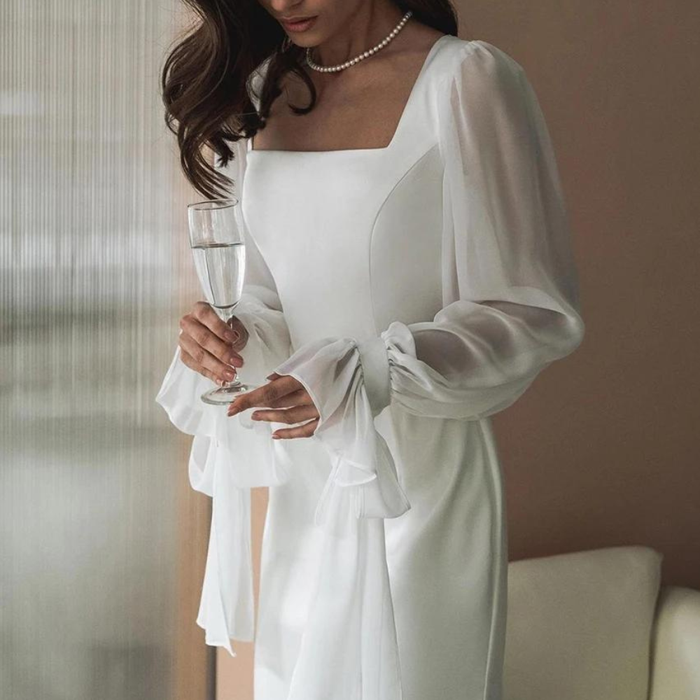 "Elegantes Damen-Maxikleid mit langen Ärmeln, bodenlang, figurbetont und mit ausgestellten Ärmeln, ideal für Hochzeiten."