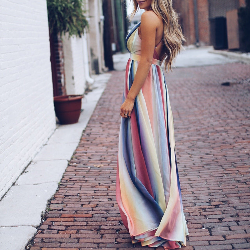 Elegantes Damen Maxikleid mit V-Ausschnitt und lebendigen, mehrfarbigen Streifen für Sommer- und festliche Anlässe.