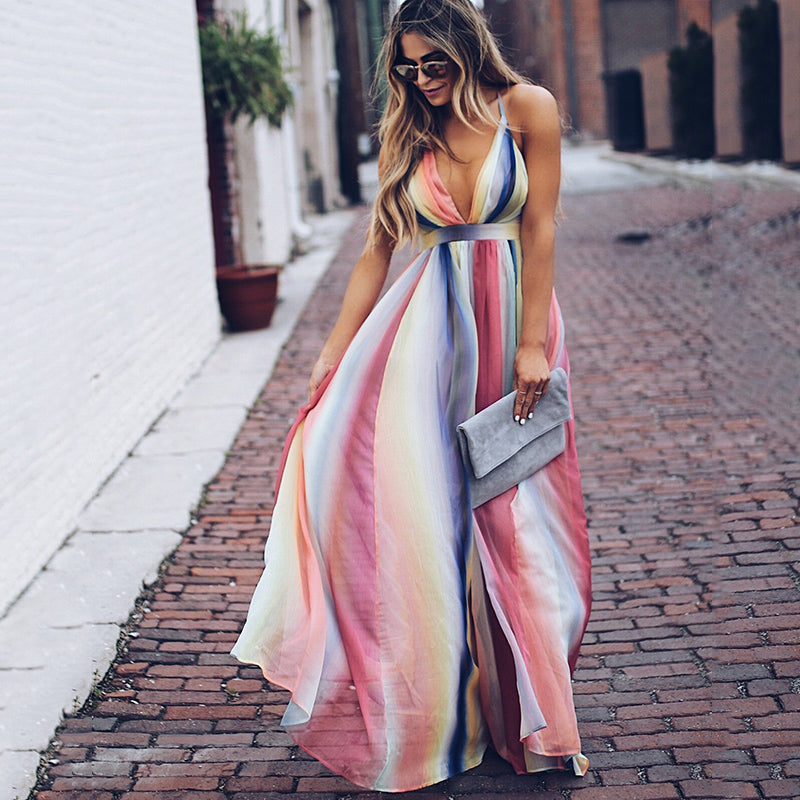Elegantes Damen Maxikleid mit V-Ausschnitt und lebendigen, mehrfarbigen Streifen für Sommer- und festliche Anlässe.