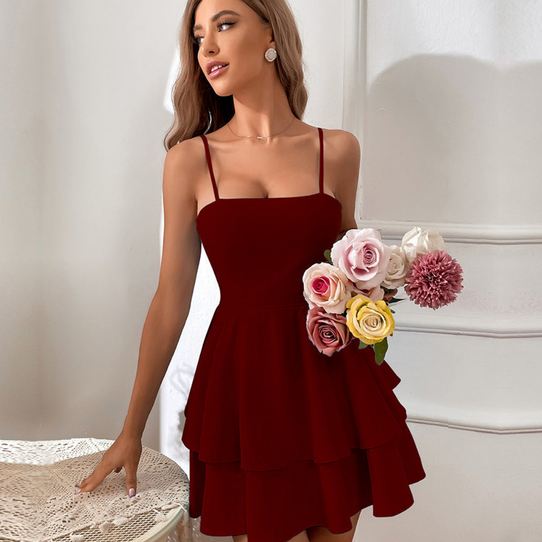 Elegantes Damen Mini-Kleid mit zarten Spaghettiträgern, geschichtetem Design und femininer Silhouette für besondere Anlässe.