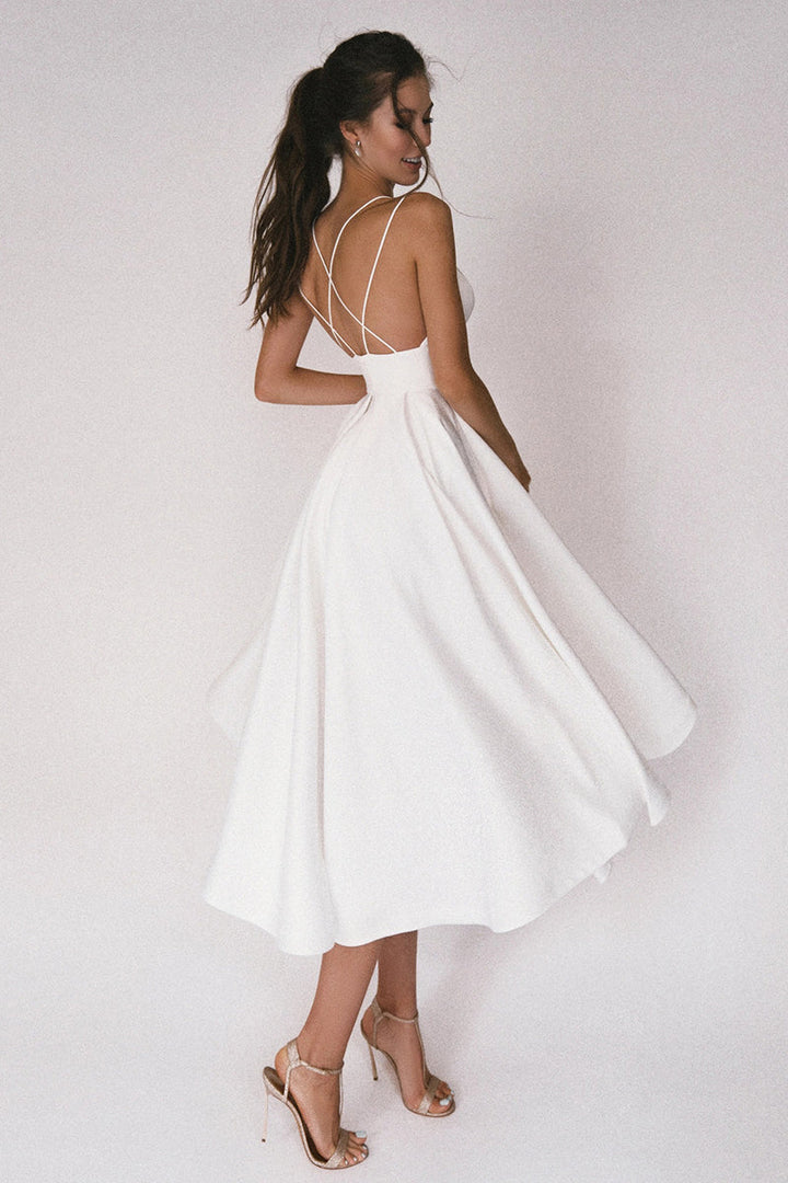 Elegantes Damen Partykleid mit V-Ausschnitt, Midi-Länge, in klassischem Design für Hochzeiten und formelle Anlässe.