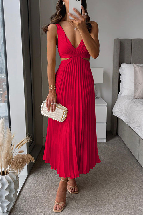 Elegantes Damen-Plisseekleid mit fließenden Falten, zeitlos und formschmeichelnd, ideal für besondere Anlässe.