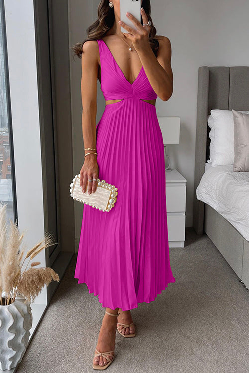Elegantes Damen-Plisseekleid mit fließenden Falten, zeitlos und formschmeichelnd, ideal für besondere Anlässe.