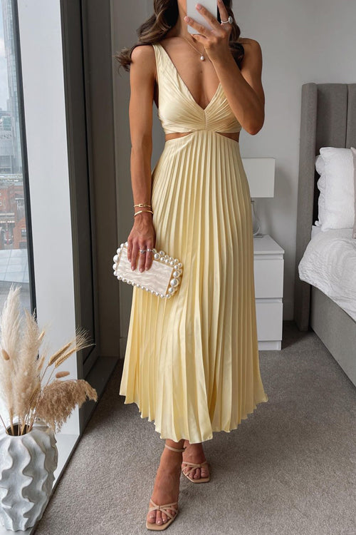 Elegantes Damen-Plisseekleid mit fließenden Falten, zeitlos und formschmeichelnd, ideal für besondere Anlässe.