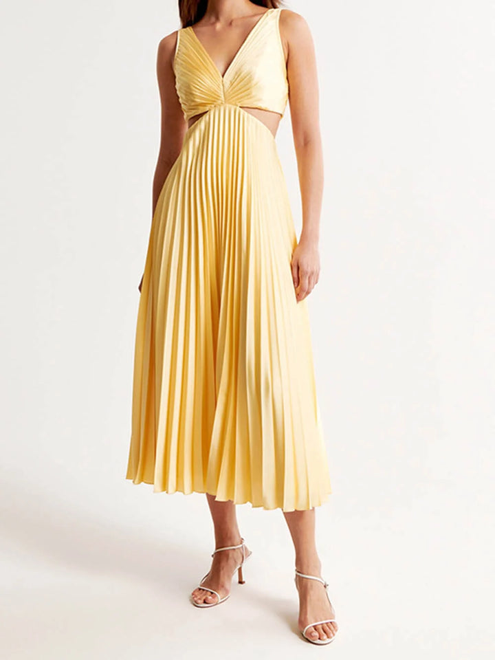 Elegantes Damen-Plisseekleid mit fließenden Falten, zeitlos und formschmeichelnd, ideal für besondere Anlässe.