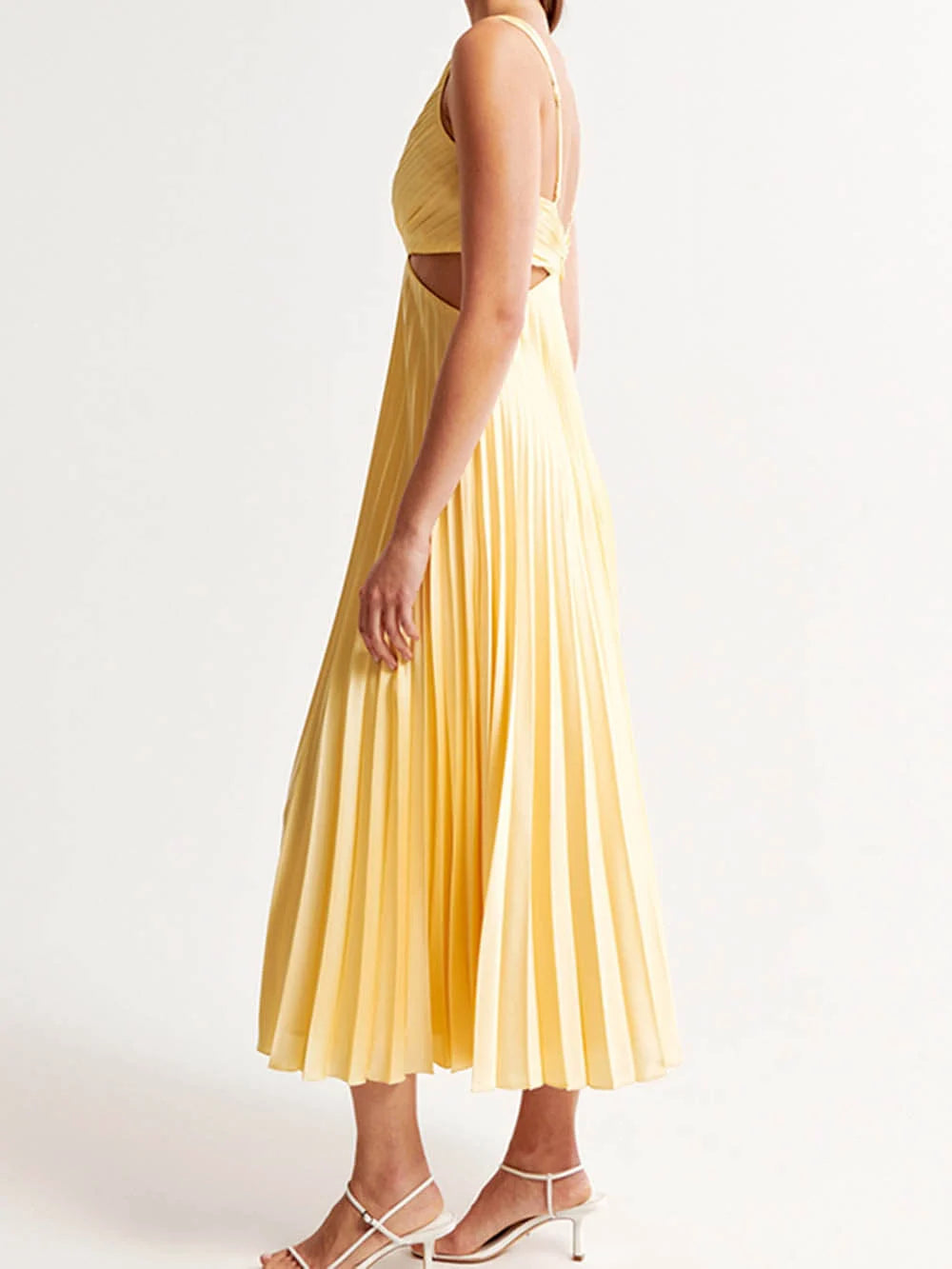 Elegantes Damen-Plisseekleid mit fließenden Falten, zeitlos und formschmeichelnd, ideal für besondere Anlässe.