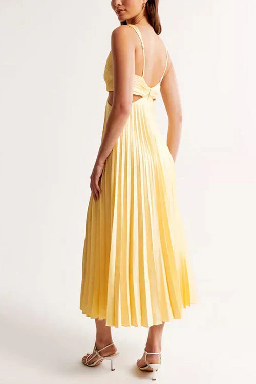 Elegantes Damen-Plisseekleid mit fließenden Falten, zeitlos und formschmeichelnd, ideal für besondere Anlässe.