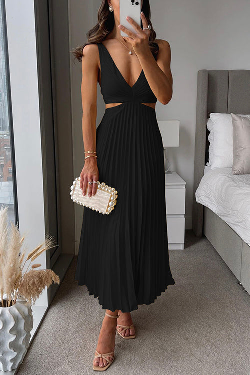 Elegantes Damen-Plisseekleid mit fließenden Falten, zeitlos und formschmeichelnd, ideal für besondere Anlässe.