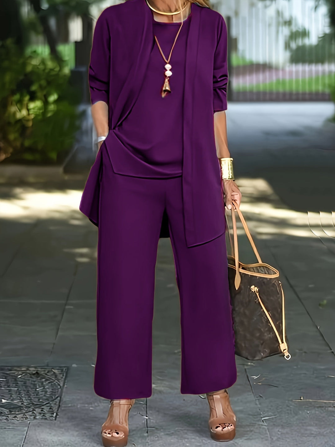 Elegantes Damen-Set aus Strickjacke, Trägertop und Hosen, vielseitig kombinierbar und ideal für Freizeit und Büro.