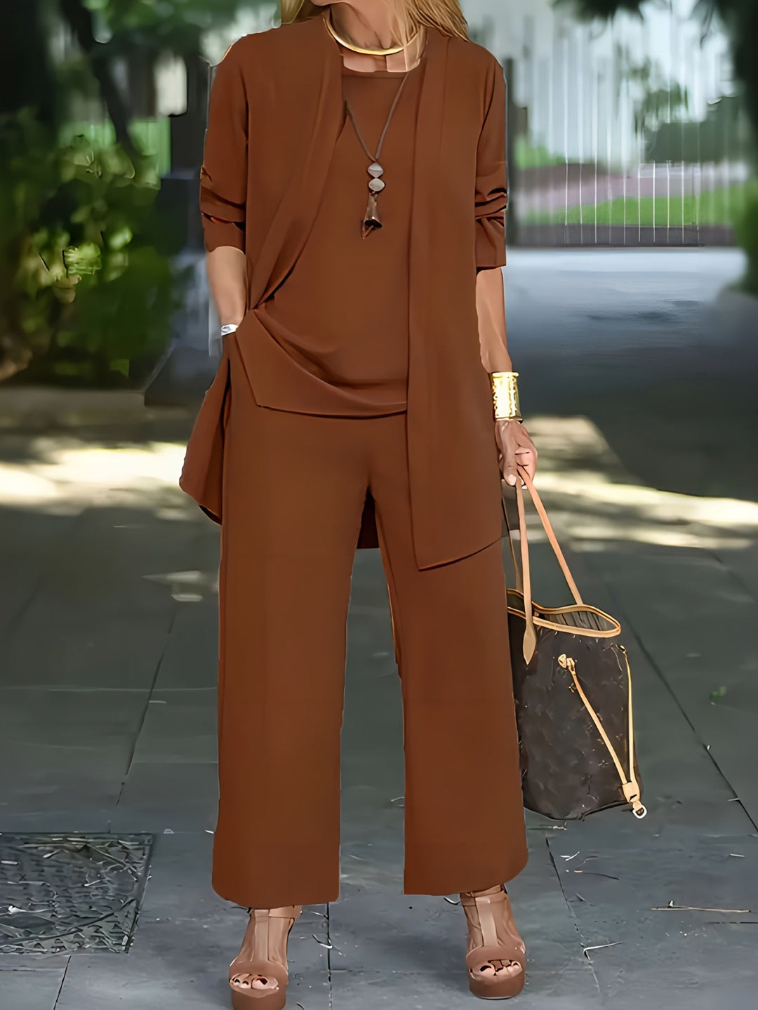 Elegantes Damen-Set aus Strickjacke, Trägertop und Hosen, vielseitig kombinierbar und ideal für Freizeit und Büro.