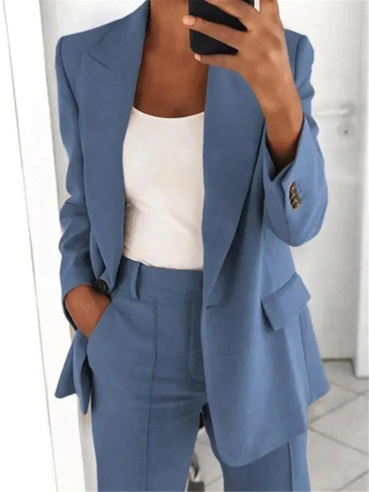 Elegantes Damen-Set mit Blazer und Rock, modernes Design, schmeichelhafte Silhouette, ideal für Büro oder besondere Anlässe.
